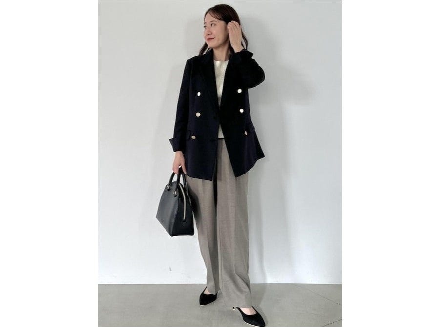 余計なディテールのないミニマルなボストンは合わせるコーデも選びません　出典：WEAR