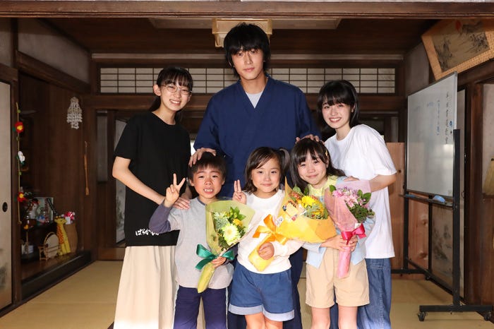 (上段左から)近藤華、杉野遥亮、豊嶋花(下段左から)加藤叶和、宮崎莉里沙、寺田藍月(C)フジテレビ