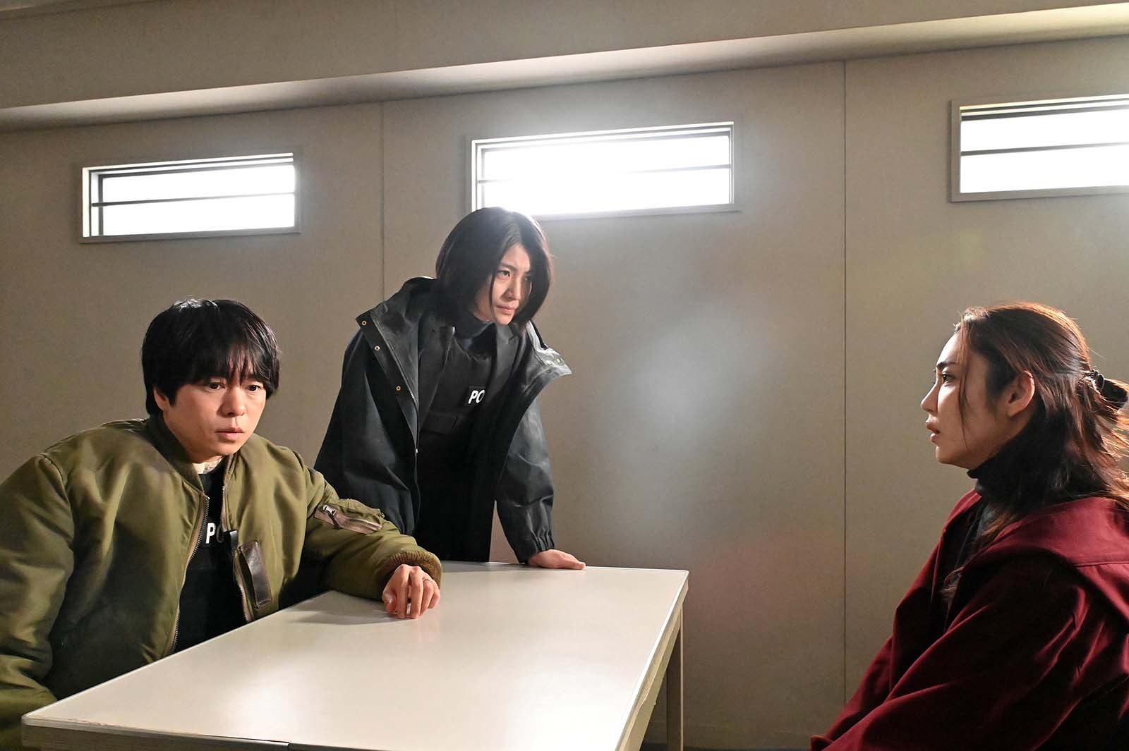 櫻井翔、瀧内公美、山谷花純「新空港占拠」最終話より（C）日本テレビ