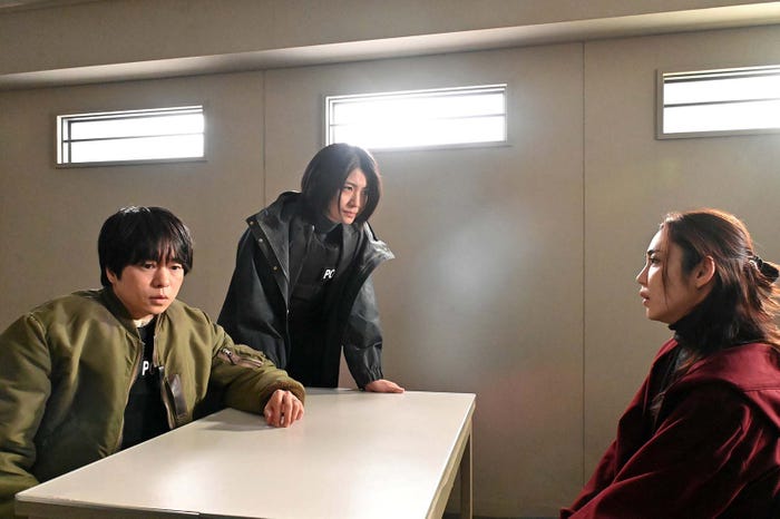 櫻井翔、瀧内公美、山谷花純「新空港占拠」最終話より(C)日本テレビ