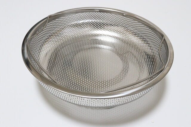 ダイソーの取っ手付浅型パンチングザル