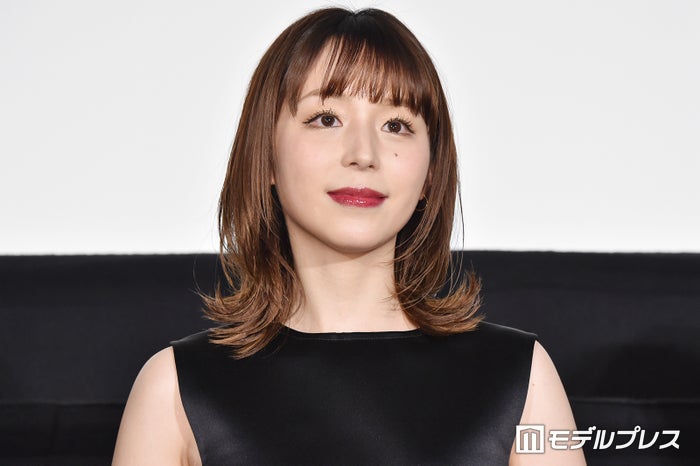 平野綾、ミニスカユニフォーム姿の始球式オフショット公開「笑顔が可愛すぎる」「スタイル抜群」と反響