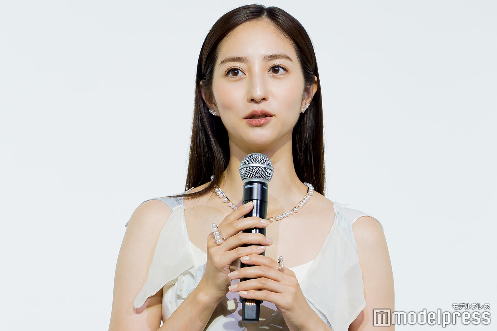 堀田茜、ほっそり二の腕披露のブルードレス着こなし 3種類のゴールドが