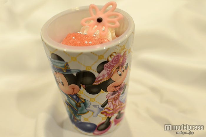 ストロベリーゼリーや花の形のチョコがトッピングされたミックスベリームース