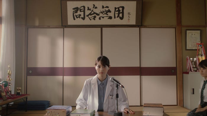西野七瀬/新TVCM「クイズ大会」篇より(提供写真)