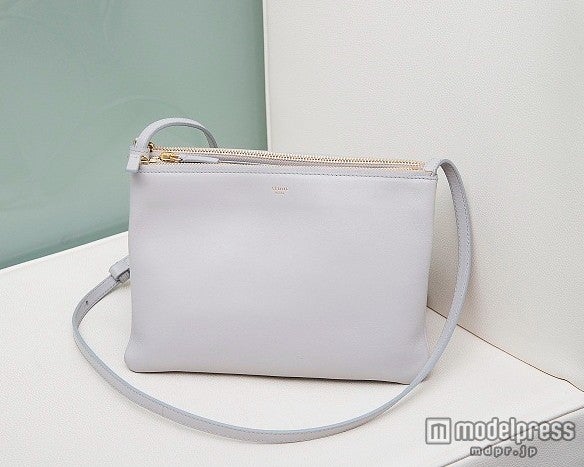 ラシダの私物。お気に入りのセリーヌのダブルポケット。