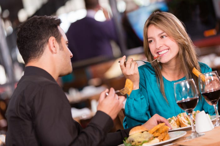 食べる時は食べる、飲む時は飲む(Photo by Andres Rodriguez/Fotolia)