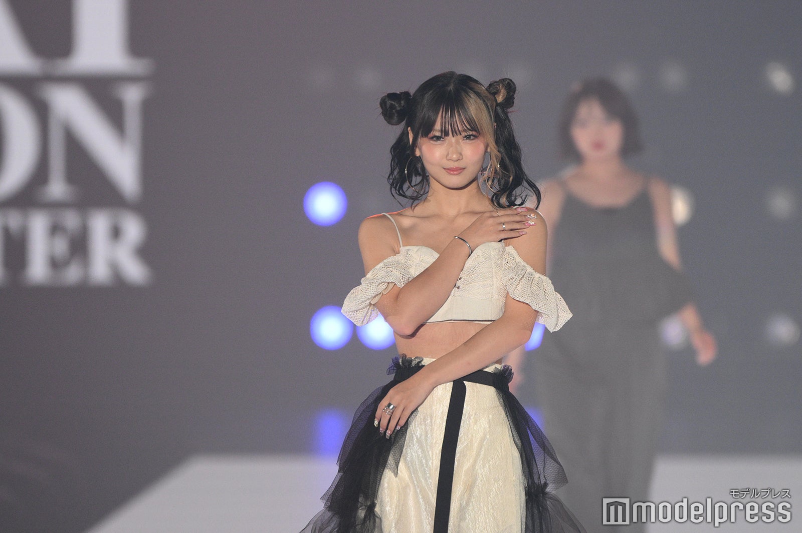 フォーエイト48あみか、オフショルトップスで美デコルテ