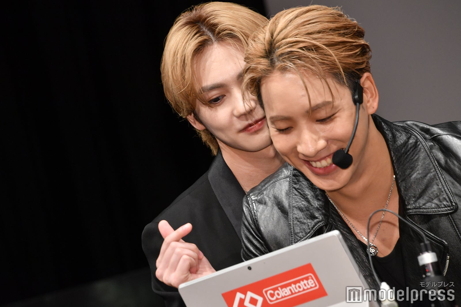 血流速度をチェックする陣の後ろでそっと指ハートする吉野北人（C）モデルプレス