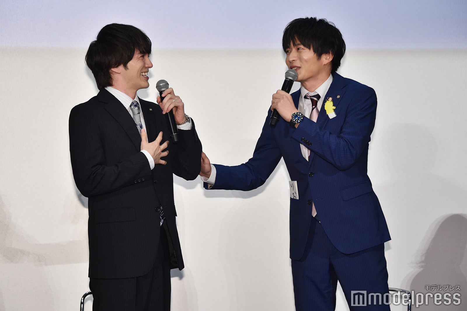 冒頭の挨拶で何かをやらなきゃいけないと思った林遣都をフォローする田中圭その2（C）モデルプレス