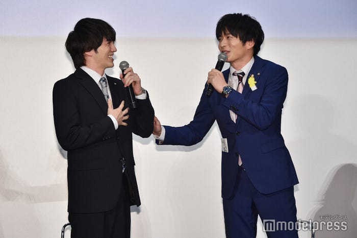 冒頭の挨拶で何かをやらなきゃいけないと思った林遣都をフォローする田中圭その2(C)モデルプレス