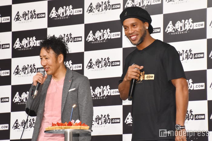 ロナウジーニョ(右)、バースデーケーキを前に笑顔 (C)モデルプレス