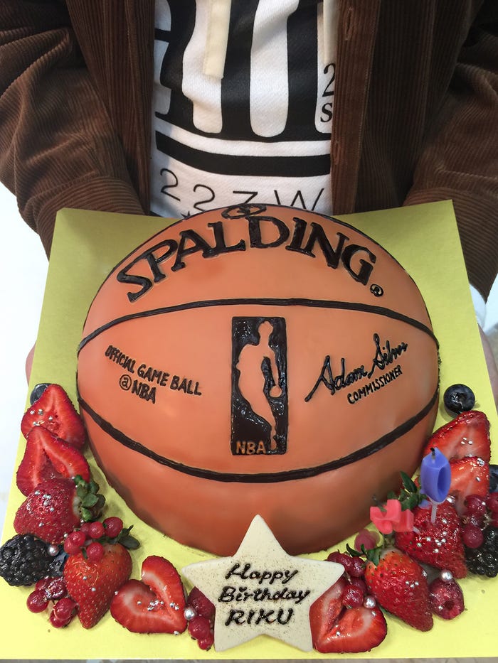 バスケットボール型のバースデーケーキ(画像提供:所属事務所)