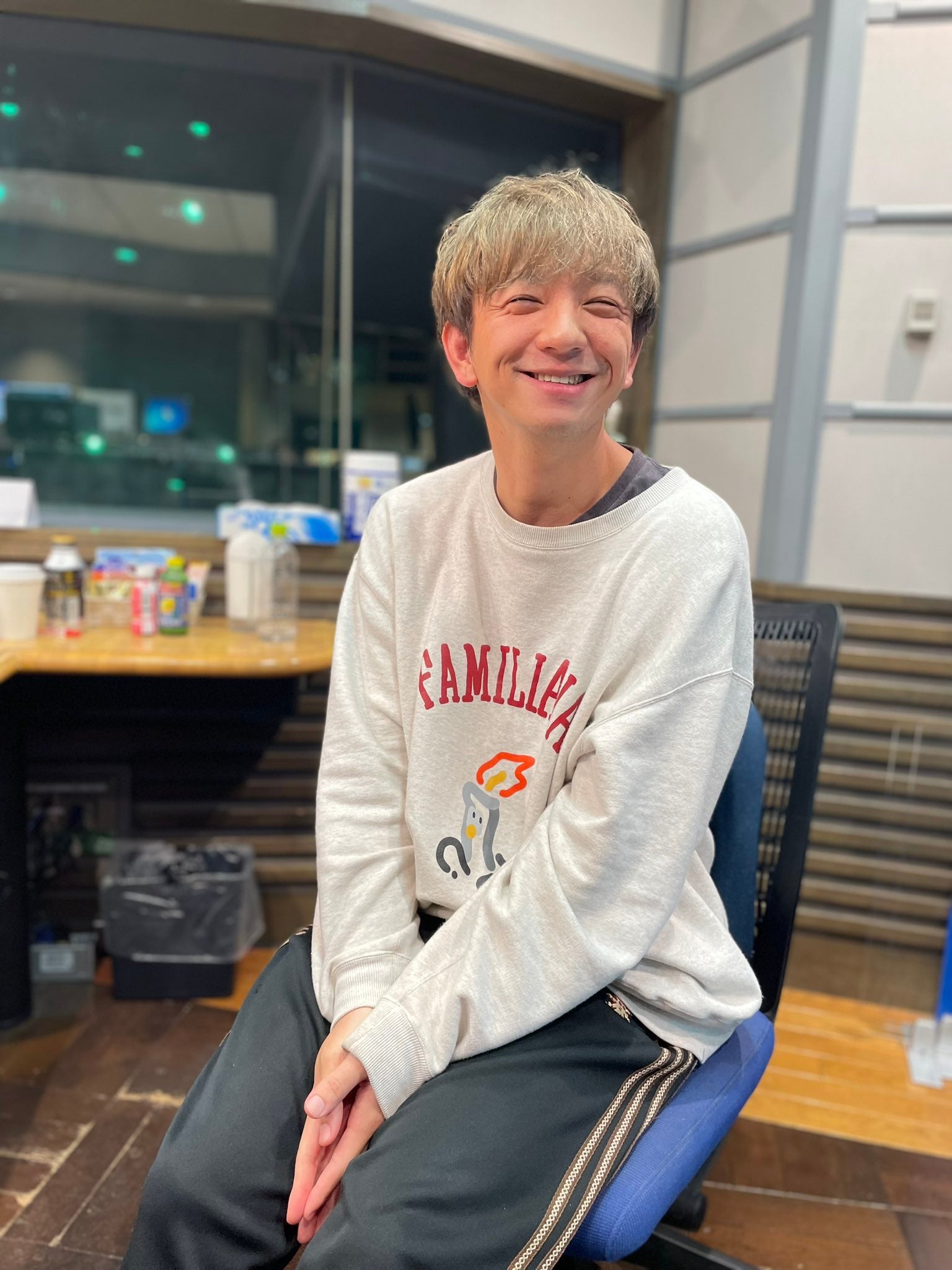 金髪の向井慧／「パンサー向井の＃ふらっと」公式Xより