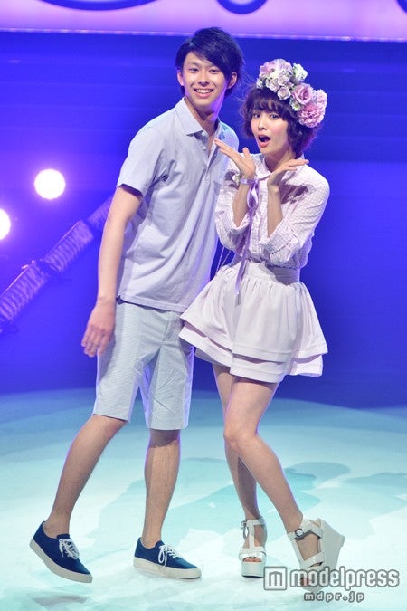 （左より）鈴木勝大、木下ひなこ