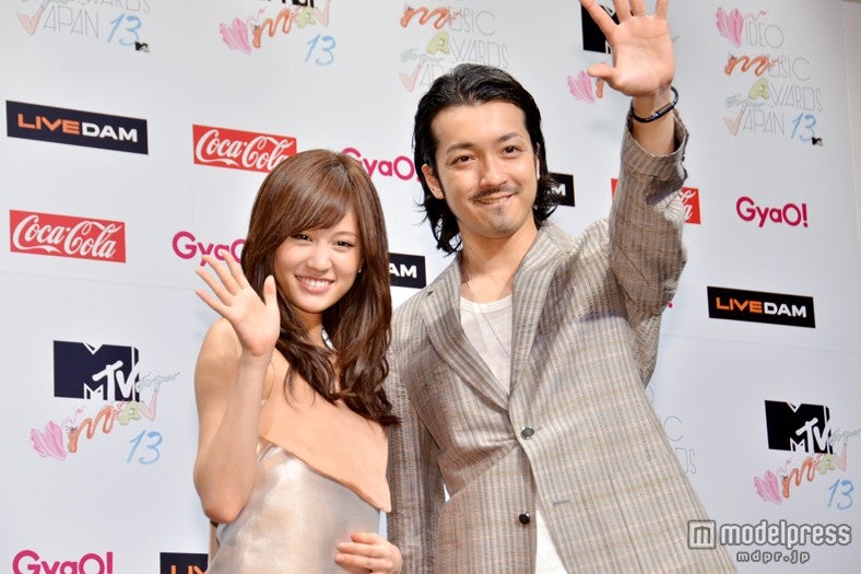 「MTV VIDEO MUSIC AWARDS JAPAN 2013」のMCを務めることになった前田敦子（左）と金子ノブアキ（右）