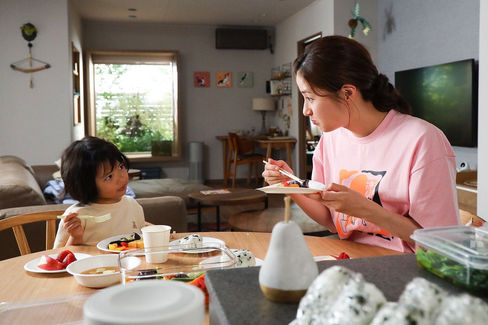 倉田瑛茉、松本若菜「西園寺さんは家事をしない」第3話より（C）TBS