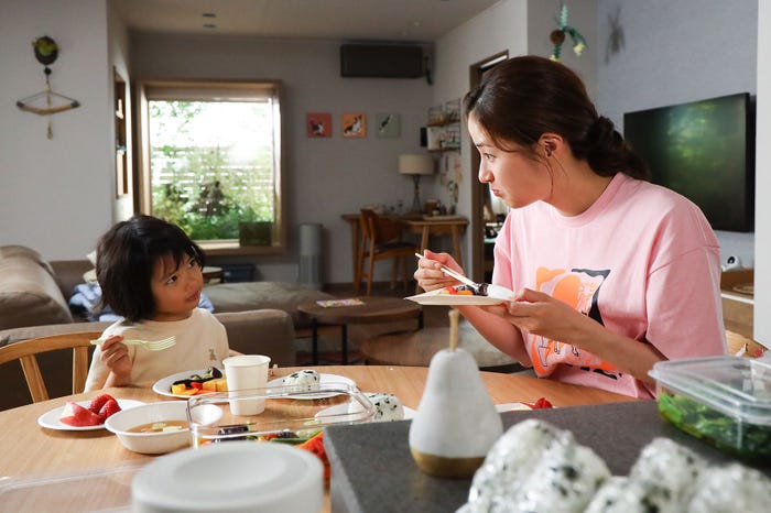 倉田瑛茉、松本若菜「西園寺さんは家事をしない」第3話より(C)TBS