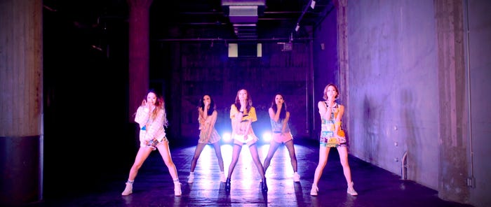 「OMG」のミュージックビデオより