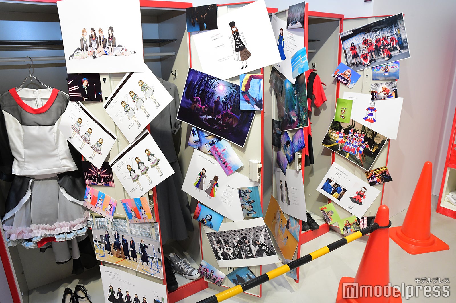 「SCHOOL OF WACK」展示の模様 （C）モデルプレス