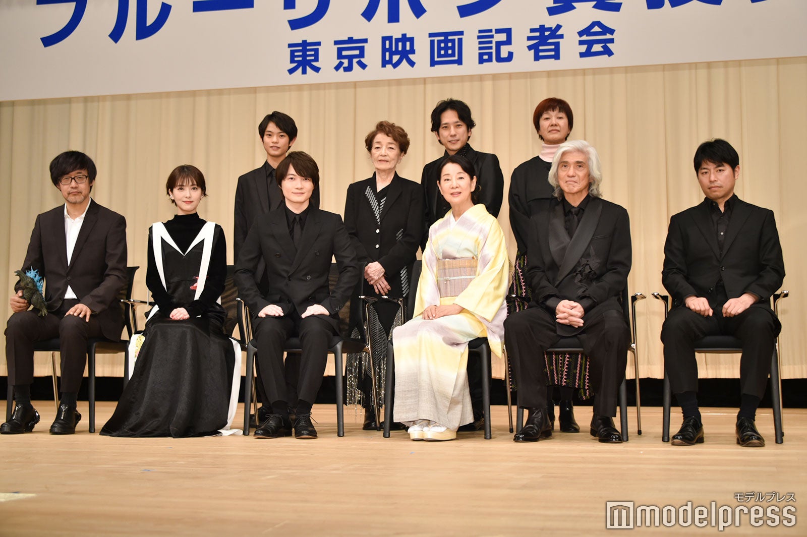 （後列左から）黒川想矢、倍賞千恵子、二宮和也、東宝東和・山崎敏社長（※「崎」は正しくはたつさき）／（前列左から）山崎貴監督、浜辺美波、神木隆之介、吉永小百合、佐藤浩市、石井裕也監督（C）モデルプレス
