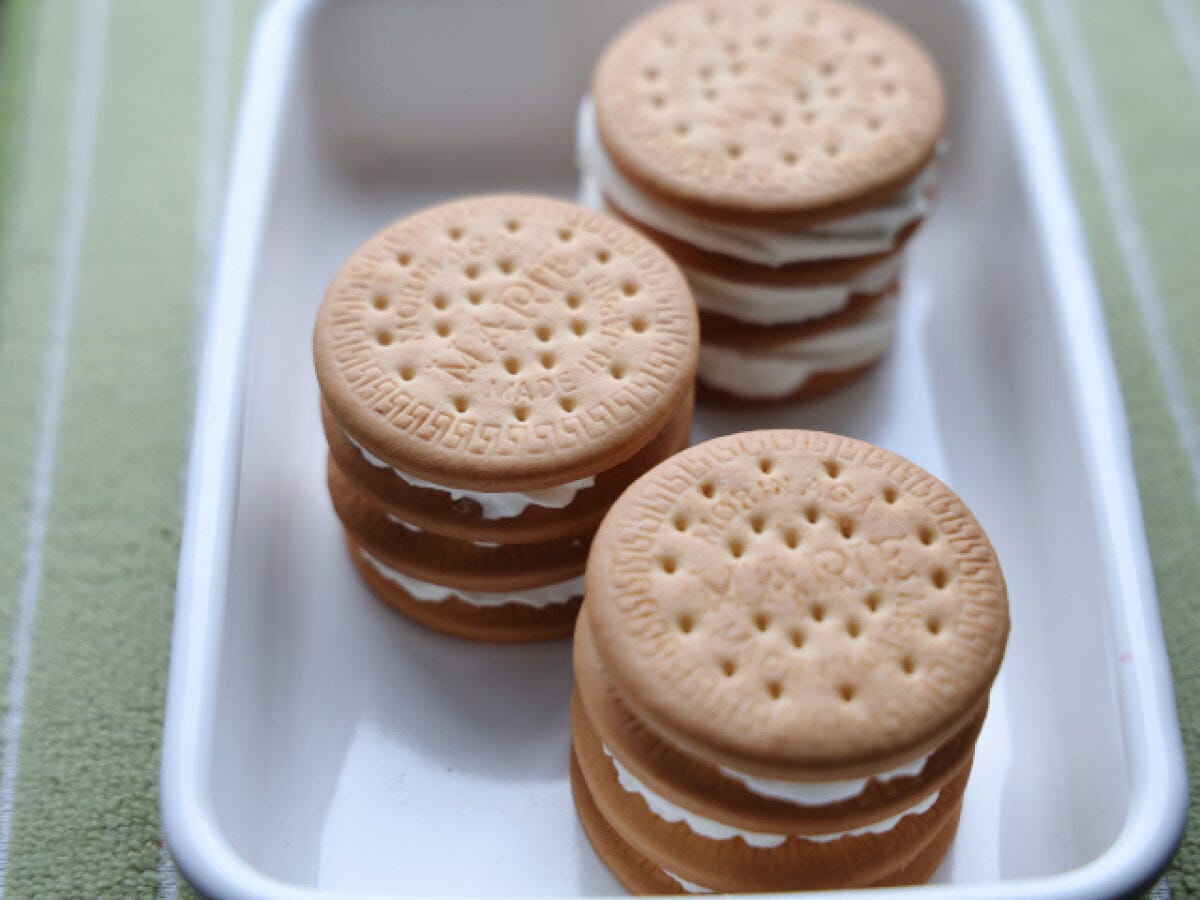 トレーやタッパーに入れたらしっかりとラップをして冷蔵庫で1日ほど寝かせる。 トレーやタッパーに入れたらしっかりとラップをして冷蔵庫で1日ほど寝かせる。