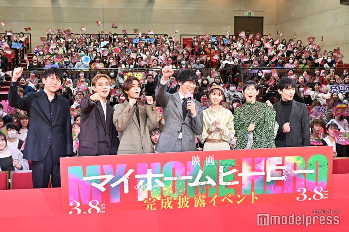 (左から)青山貴洋監督、宮世琉弥、高橋恭平、佐々木蔵之介、齋藤飛鳥、木村多江、津田健次郎(C)モデルプレス