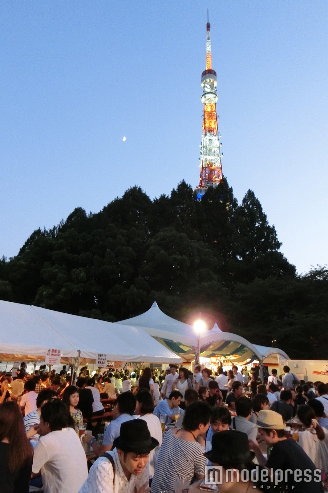 ドイツ製テント・テーブル・ベンチを設置／画像提供：オクトーバーフェスト実行委員会