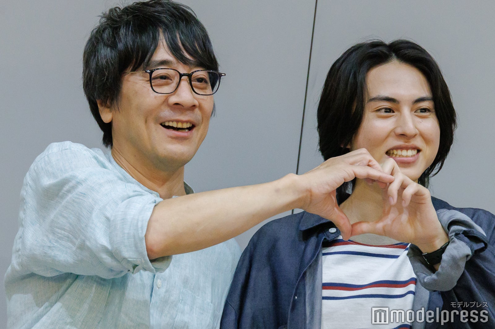 ハートポーズを作る山崎まさよし、酒井大成（C）モデルプレス