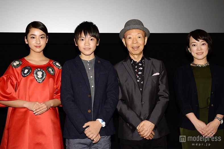 （左から）平祐奈、若山耀人、坂田利夫、工藤里紗監督