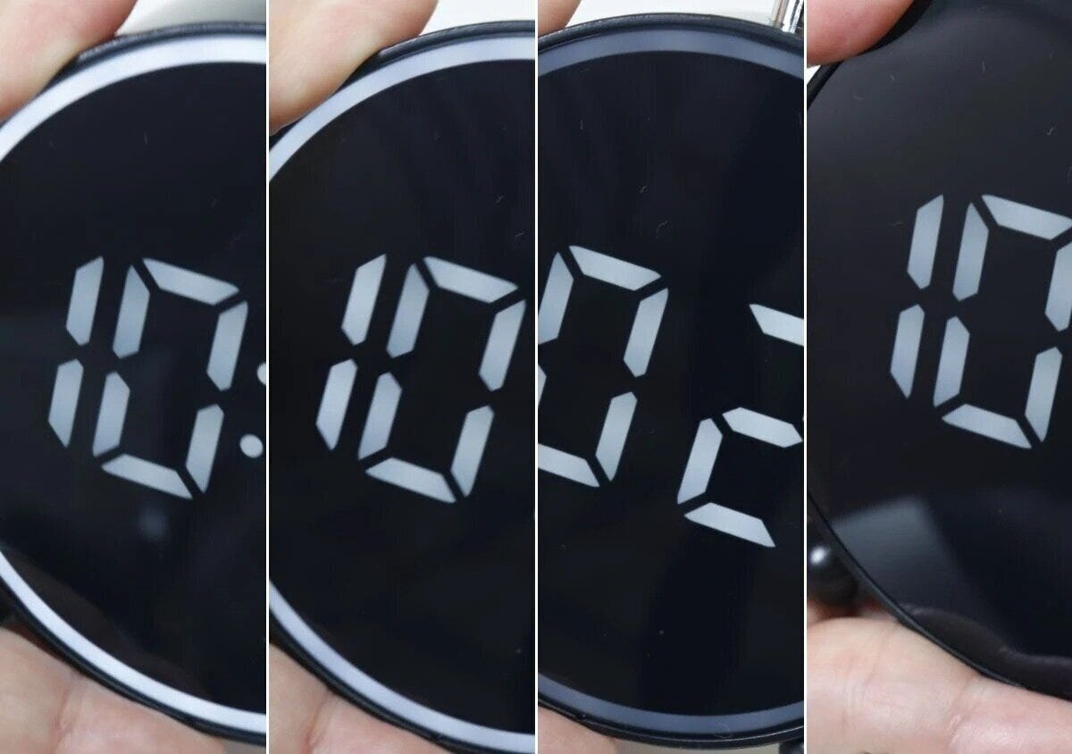 黒いLEDデジタル時計の表示が切り替わる様子を4分割で示す