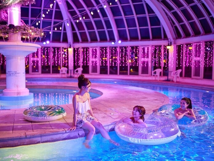 「円形プール」のまわりを「南国プール」が流れています