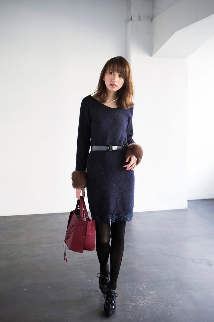 ニットワンピース¥21,000/Rirandture ネックレス¥27,000/imac バッグ¥18,000/ハシバミ ベルト¥3,200/FREAK’S STORE(FREAK’S STORE 渋谷) パンプス¥17,500/ダイアナ(ダイアナ 銀座本店) タイツ/私物(C)TOPLOG