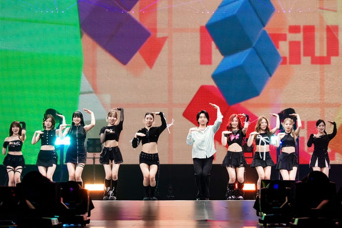 NiziU、大森元貴(C)The Performance/撮影:田中聖太郎写真事務所