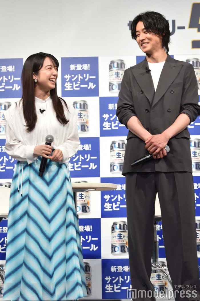 オズワルドのトークに顔を見合わせて笑う上白石萌音、山崎賢人 (C)モデルプレス