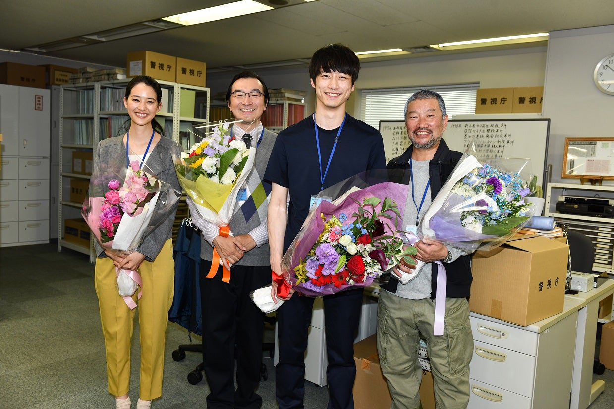 坂口健太郎、熱い抱擁でクランクアップ 初の連ドラ主演完走「本当に幸せ」＜シグナル 長期未解決事件捜査班＞