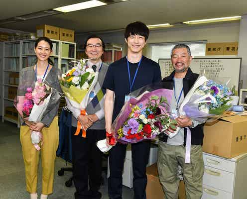 坂口健太郎、熱い抱擁でクランクアップ 初の連ドラ主演完走「本当に幸せ」<シグナル 長期未解決事件捜査班>