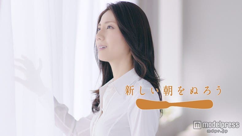 松下奈緒/「明治ぬってから焼く!チーズがこんがりソフト」の新CM「二人の松下さん」篇より