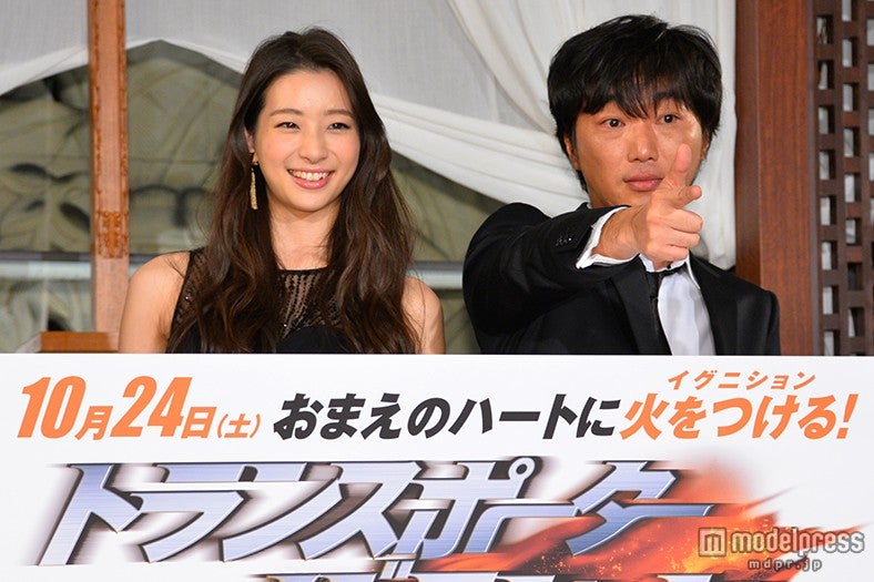 （左から）足立梨花、スピードワゴン・小沢一敬