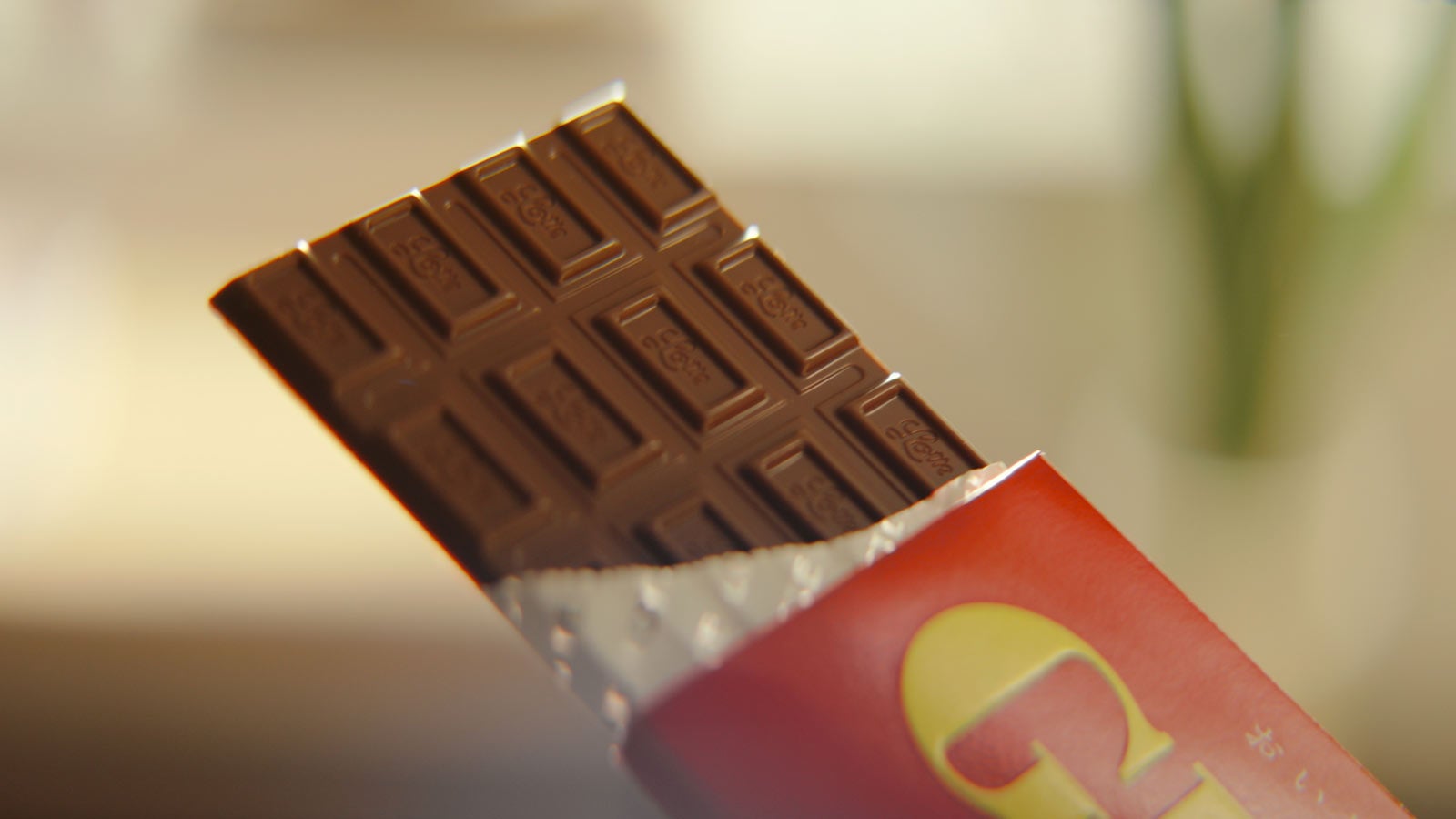 新TVCM「アガる口どけ」篇より（提供写真）