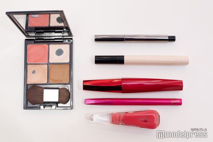 川野良子アナウンサーのポーチの中身は?(C)モデルプレス