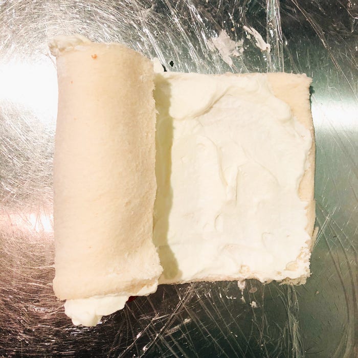 手順3:ラップに包みながら巻く/画像提供:柏原歩