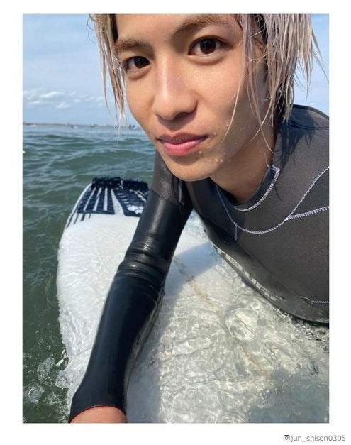 志尊淳、サーフィン中のセクシー濡れ髪にドキッ「彼女目線ごちそうさまです」