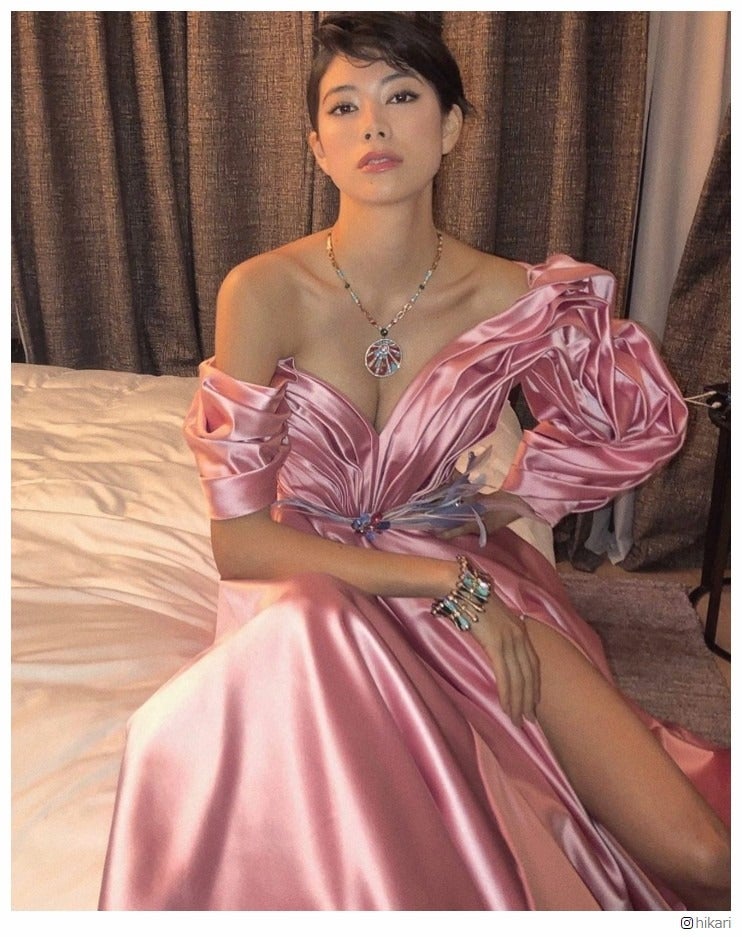 森星、美谷間＆美脚引き立つゴージャスドレスでミラノ降臨