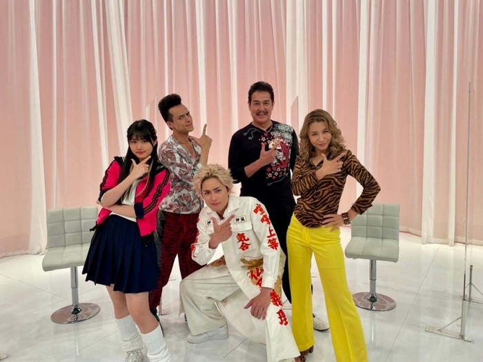 (左から)原菜乃華、満島真之介、宇梶剛士、鈴木紗理奈(中央)間宮祥太朗「ナンバMG5」特別編(C)フジテレビ