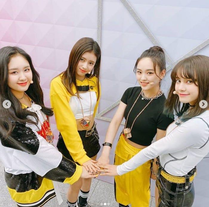 We bling(RIRIA、RIMA、RIO、NINA)/NiziU公式Instagramより