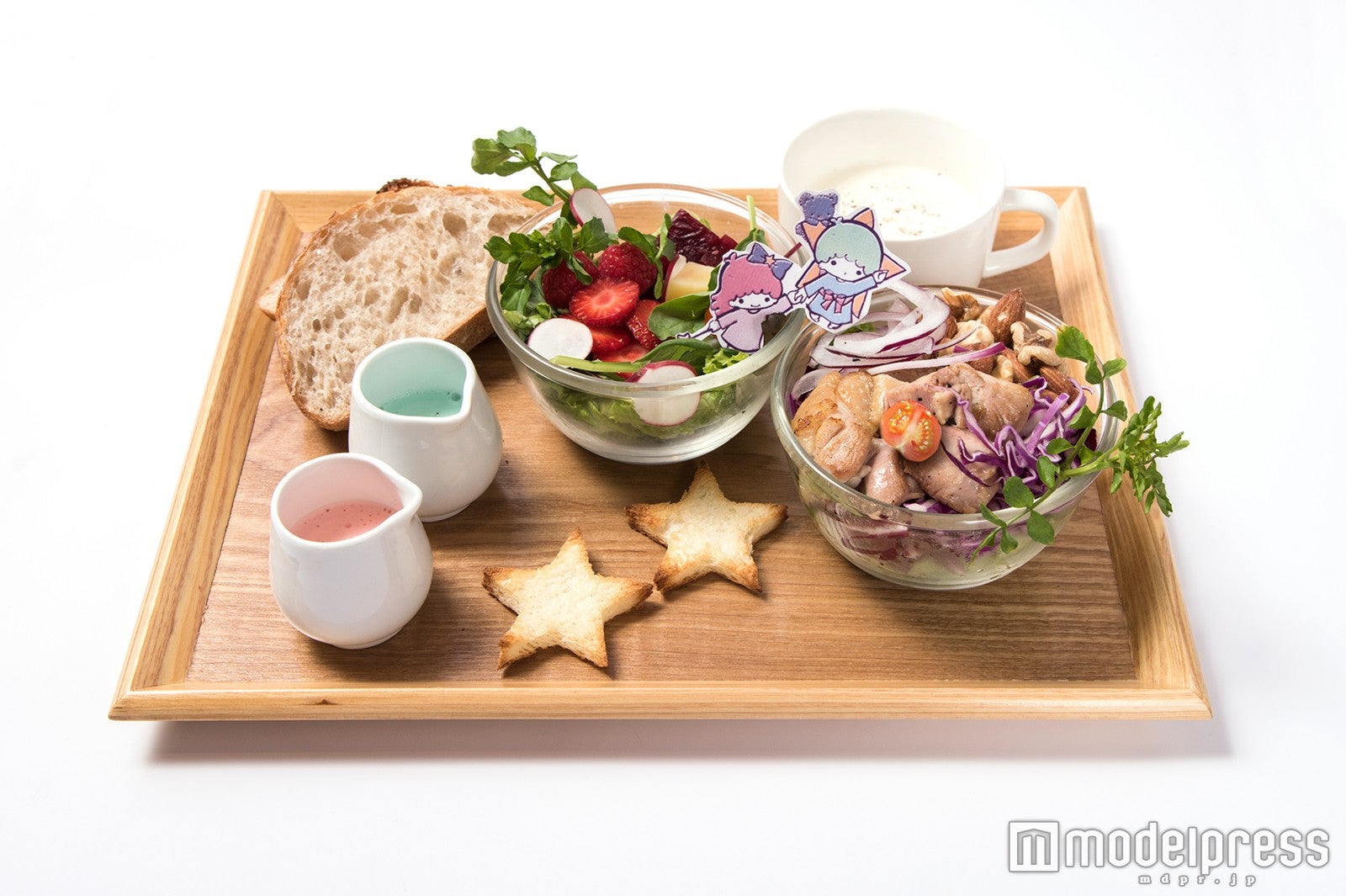 キキ＆ララの野菜たっぷりプレート～キキのナッツチキンサラダ＆ララのフルーツサラダ～1,599円（税込）（C）’76，’16 SANRIO（L）