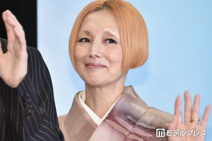 夏木マリ、胸元全開黒ドレス姿に絶賛の声「さすがの着こなし」「カッコ良すぎる」