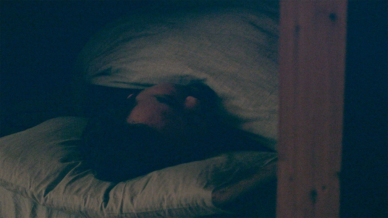 ぐっすり寝る理生（休日課長）「TERRACE HOUSE OPENING NEW DOORS」43rd WEEK（C）フジテレビ／イースト・エンタテインメント