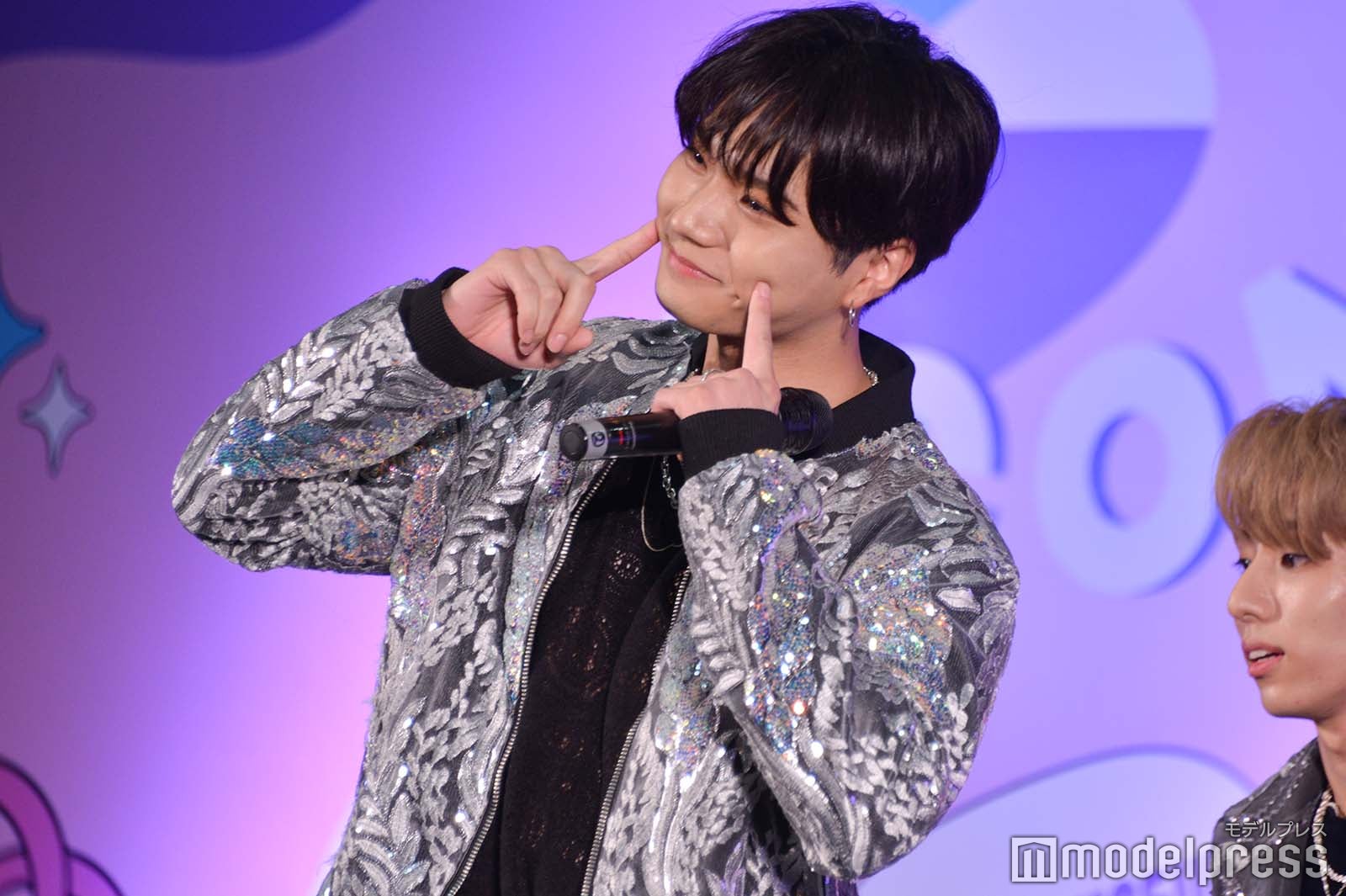 愛嬌を見せる中川勝就 （C）モデルプレス